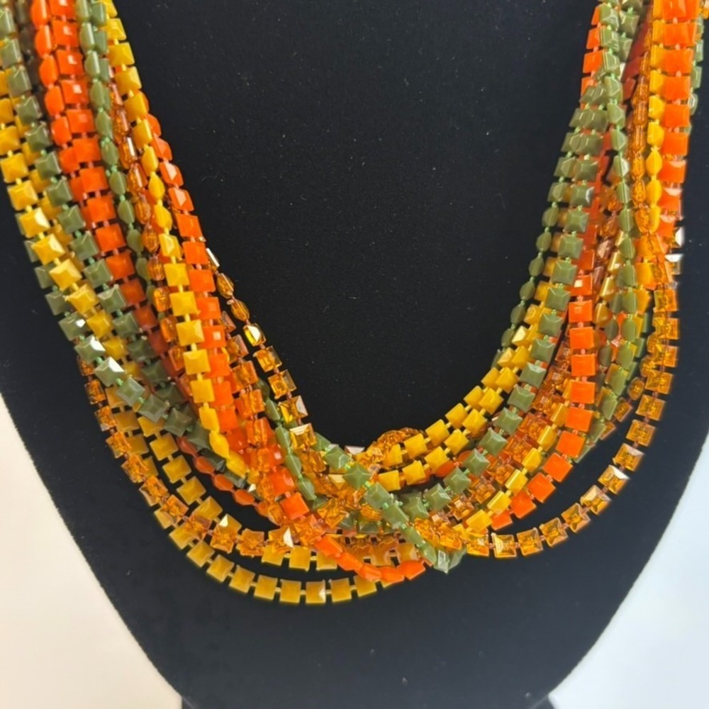 Vintage Necklace Vibrant Pressed Plastic Intricate Clasp Unique Retro Piece‎ - Picture 3 of 9
